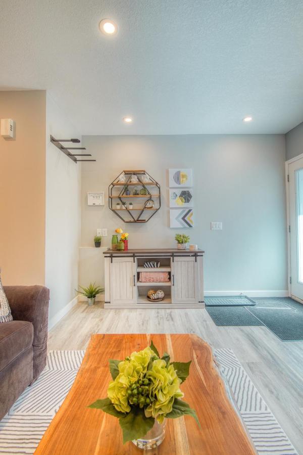 Beautiful Newly Reno 2Bdm 2 Bth Sleep Up To 6 Adults & Kids Mountain View Townhouse Suite 캔모어 외부 사진