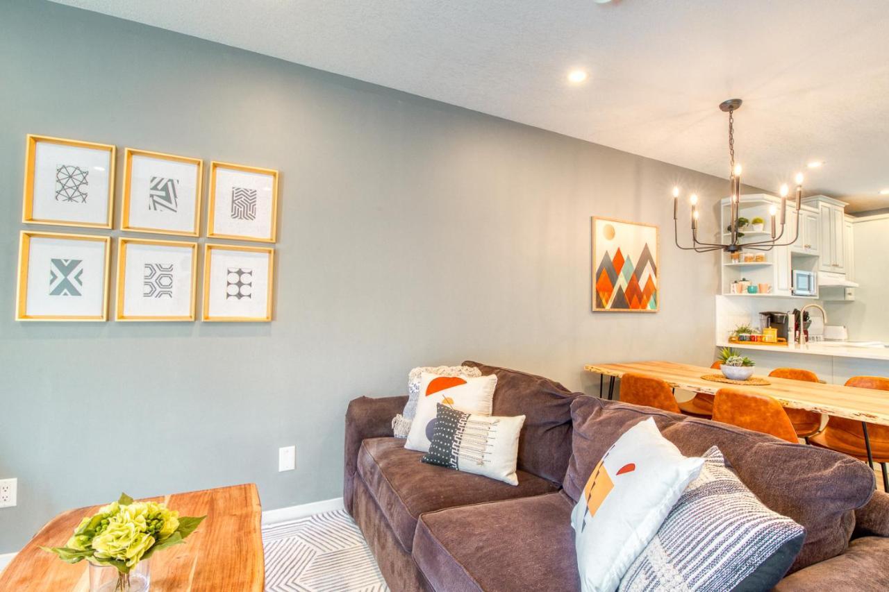 Beautiful Newly Reno 2Bdm 2 Bth Sleep Up To 6 Adults & Kids Mountain View Townhouse Suite 캔모어 외부 사진