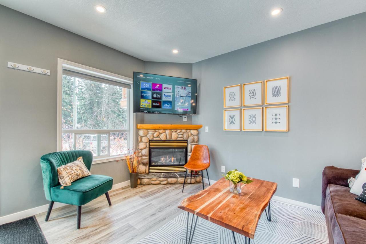 Beautiful Newly Reno 2Bdm 2 Bth Sleep Up To 6 Adults & Kids Mountain View Townhouse Suite 캔모어 외부 사진